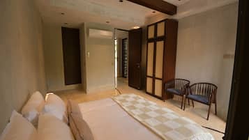 Deluxe Townhome, Balcony, City View | Desk, free WiFi