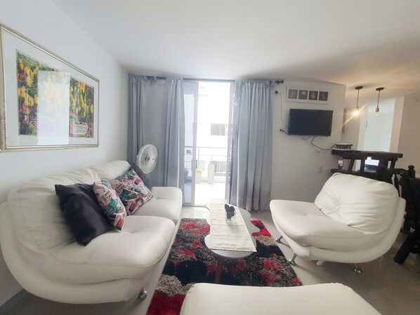 Deluxe-Stadtwohnung, Balkon, Stadtblick | Wohnbereich