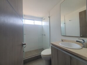 Deluxe resortwoning, balkon, uitzicht op de stad | Badkamer | Een aparte badkuip en douche, gratis toiletartikelen, een haardroger