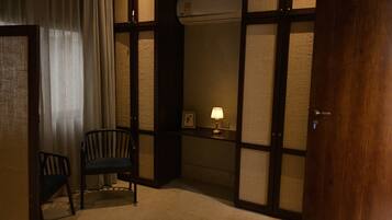 Deluxe Townhome, Balcony, City View | Desk, free WiFi