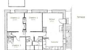Ein Grundriss eines Hotels mit drei Schlafzimmern, einem Wohnzimmer, einer Küche und einem Balkon.