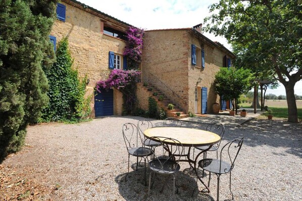 تناول الطعام بالخارج