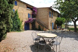 تناول الطعام بالخارج