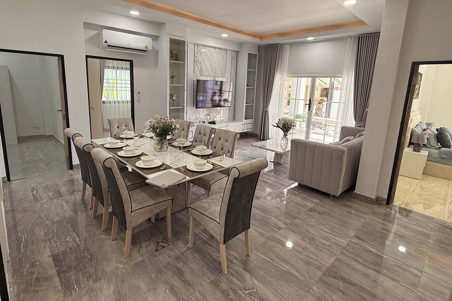 Een kluis op de kamer, een strijkplank/strijkijzer, gratis wifi