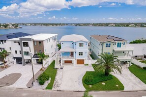 Zona residencial con casas modernas, un puerto deportivo y un lago.