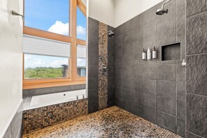ヘアドライヤー、タオル、石鹸、トイレットペーパー