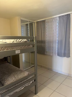 Strykejern/-brett, internettilgang og sengetøy