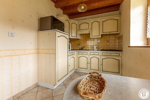 Fridge, microwave, oven, coffee/tea maker