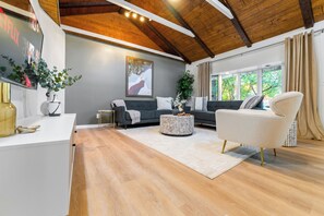 スマートテレビ、暖炉、書庫