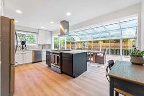 Frigorífico, microondas, horno y placa de cocina