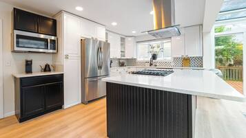 Microondas, horno, parrilla de estufa y lavavajillas