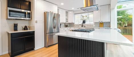 Jääkaappi, mikroaaltouuni, uuni, liesi