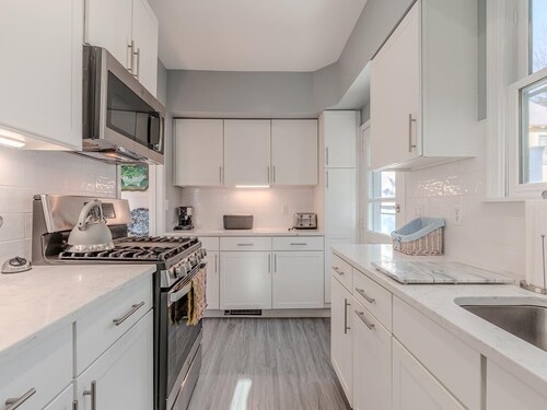 4 Bedroom House, Walking Distance to Washington St. Mall