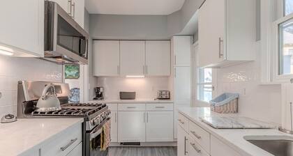 4 Bedroom House, Walking Distance to Washington St. Mall