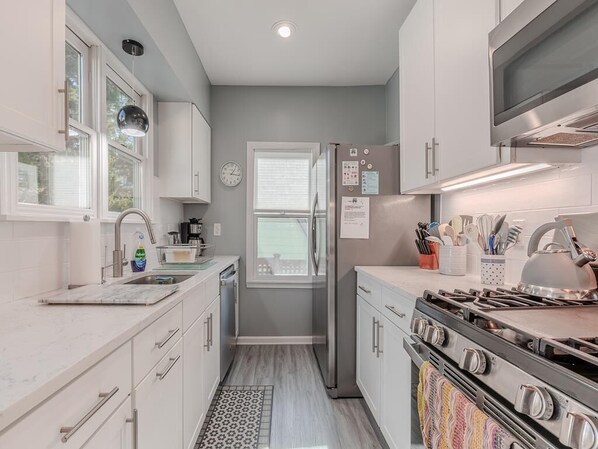 ثلاجة، ميكروويف، فرن، موقد طهي مسطح