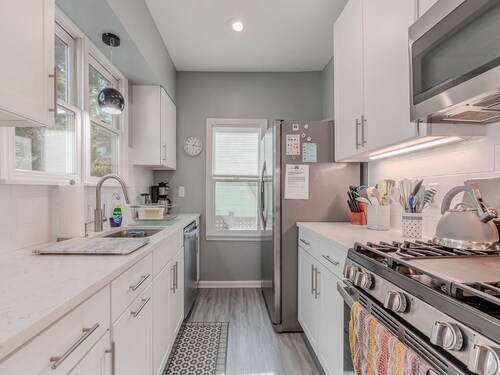 4 Bedroom House, Walking Distance to Washington St. Mall