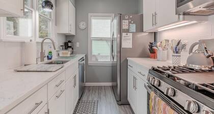 4 Bedroom House, Walking Distance to Washington St. Mall