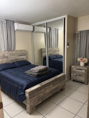 Iron/ironing board, WiFi, bed sheets