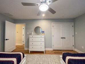 4 bedrooms, travel crib, internet