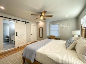 4 bedrooms, travel crib, internet