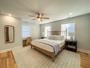 4 bedrooms, travel crib, internet