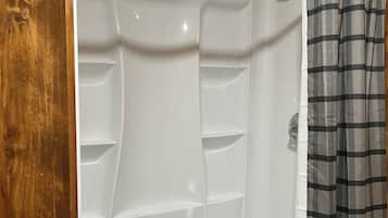 Ducha, toallas, jabón y papel higiénico