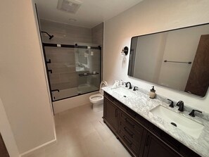 Toalhas de banho, sabonete, papel higiênico 