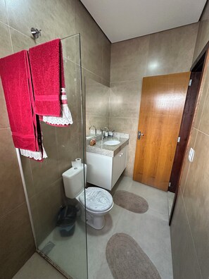 Douche, serviettes fournies, papier toilette