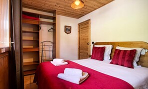 Ameublement personnalisé, fer et planche à repasser, draps fournis