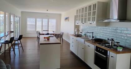 A Charming 3-bedroom house in enchanting Mount Martha with AC pool and bay views