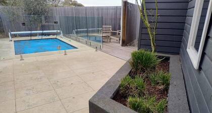 A Charming 3-bedroom house in enchanting Mount Martha with AC pool and bay views