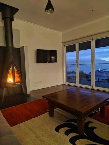 A Charming 3-bedroom house in enchanting Mount Martha with AC pool and bay views