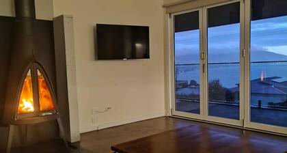 A Charming 3-bedroom house in enchanting Mount Martha with AC pool and bay views