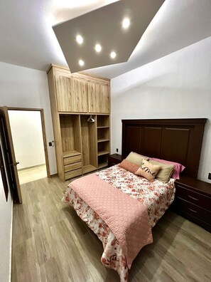 3 عدّة غرف نوم ومكواة/لوح كي وخدمة الإنترنت وملاءات أسرّة