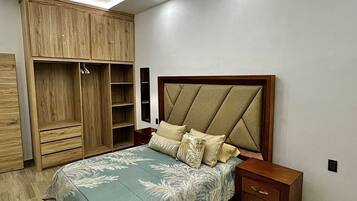 3 slaapkamers, een strijkplank/strijkijzer, internet, beddengoed