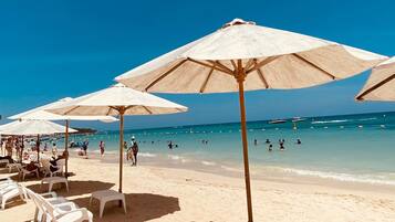 Sulla spiaggia, sabbia bianca