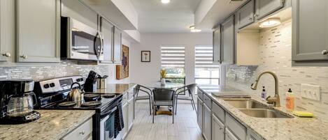 Frigorifero, microonde, piano cottura, lavastoviglie