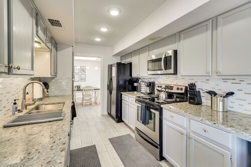 Family Retreat 1/2 Mi to Lake Travis: Pets Welcome