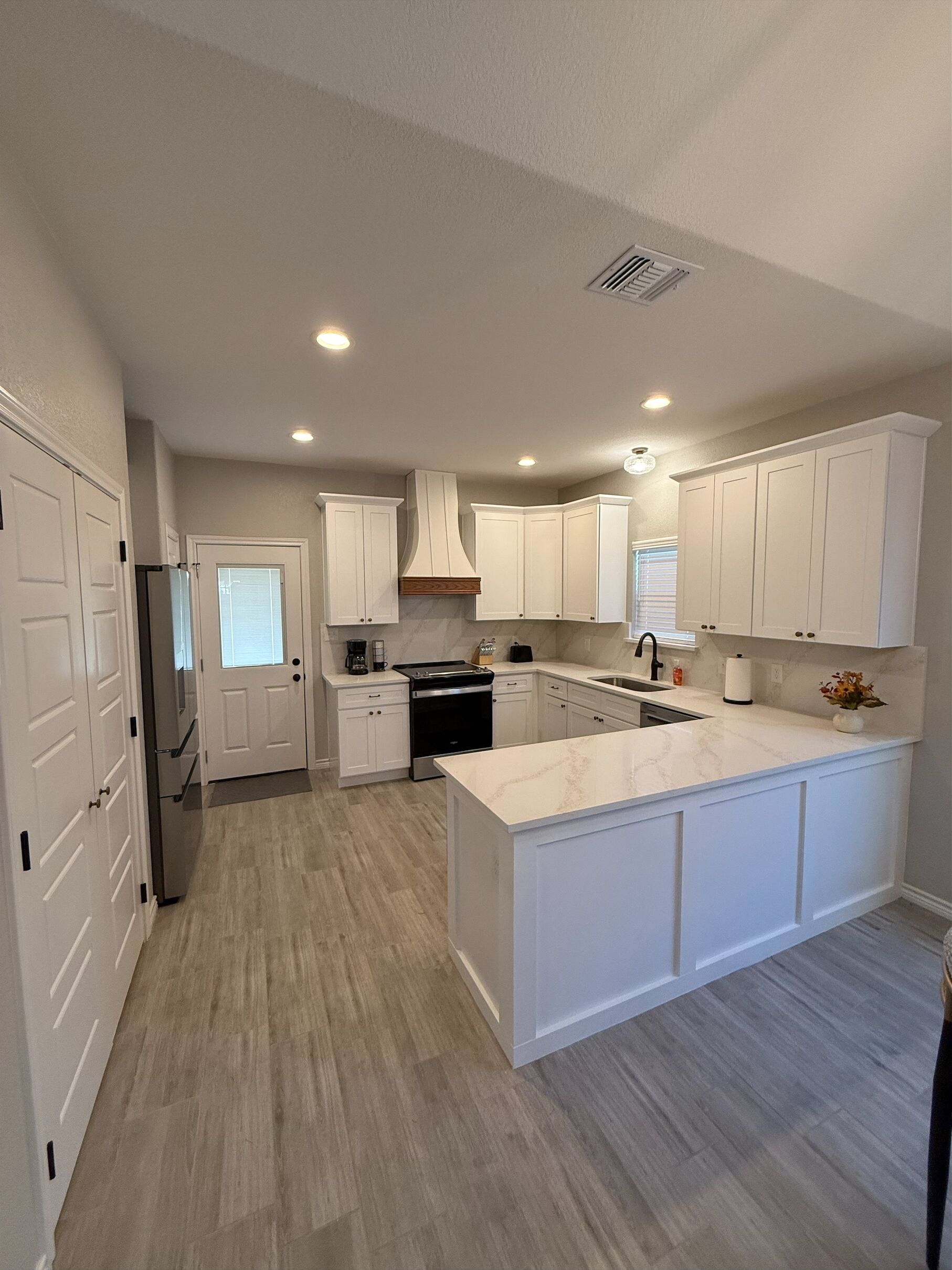 Micro-ondes, four, plaque de cuisson, lave-vaisselle