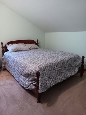 3 slaapkamers, een strijkplank/strijkijzer, internet, beddengoed