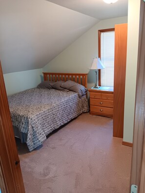 3 多间卧室、熨斗/熨衣板、上网接入、床单