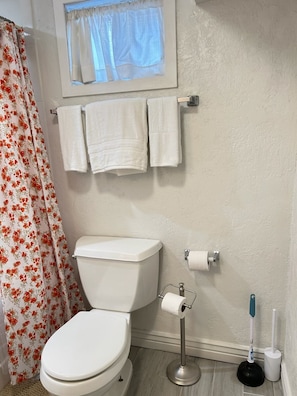 Toallas, jabón, papel de baño 