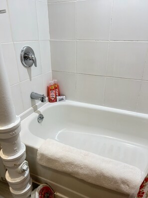 مناشف، صابون، ورق حمّام