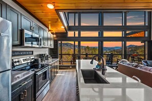 Mikrobølgeovn, ovn, kokeplater og oppvaskmaskin