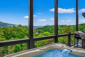 Outdoor spa tub - Hill•of•a•View: Breathtaking Mountain Views & New Retreat (Sevierville)