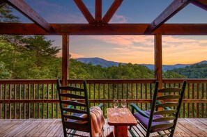 Outdoor dining - Hill•of•a•View: Breathtaking Mountain Views & New Retreat (Sevierville)