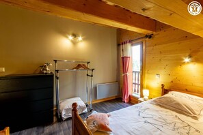 2 bedrooms, iron/ironing board, travel cot, free WiFi
