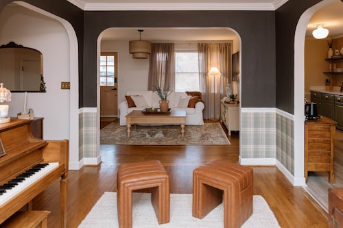 The Jireh House - Speakeasy & Hot Tub 8 mins Downtown GVL