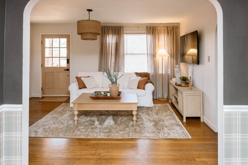 The Jireh House - Speakeasy & Hot Tub 8 mins Downtown GVL