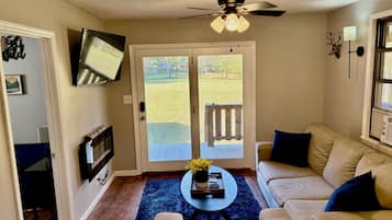 Una televisión, una chimenea